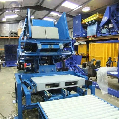 Pallet changer inline bascule