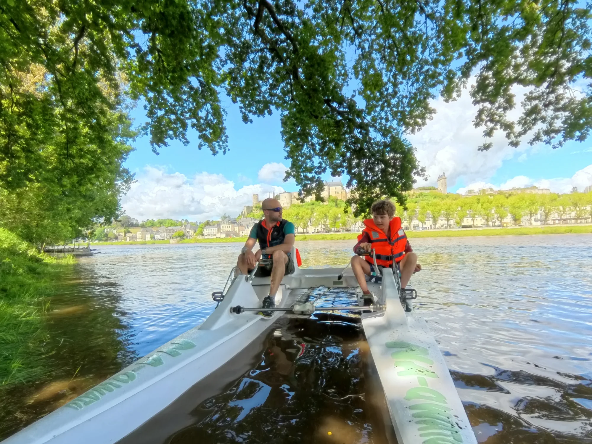 VTT des Mers face au château de Chinon, un jour de crue sur la Vienne