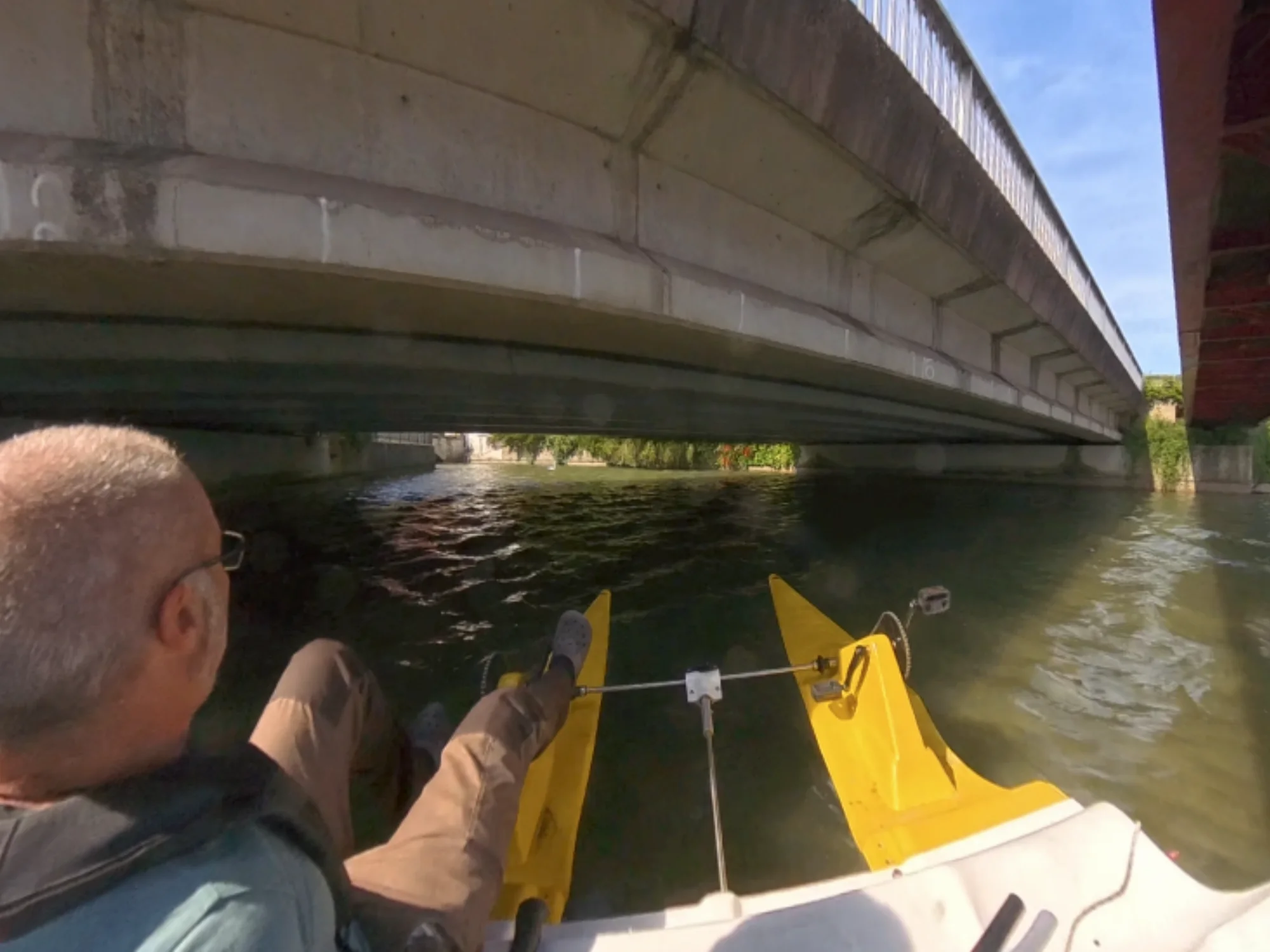 exploration des ouvrages et ponts depuis l'eau